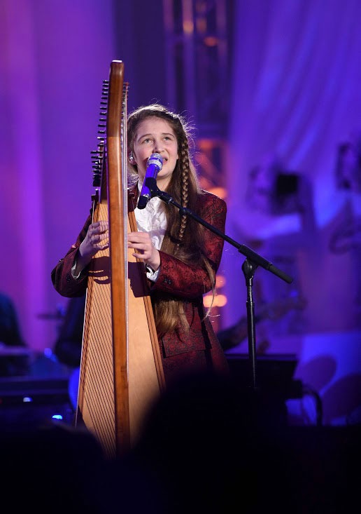 Jeneve playing harp on American Idol