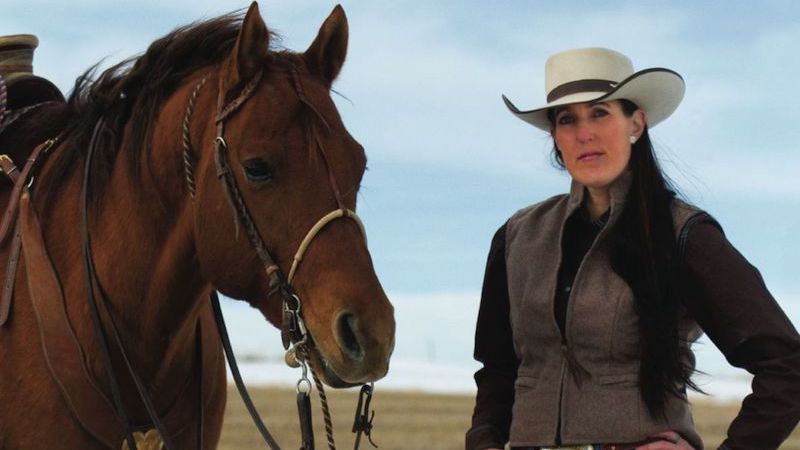 Jody bakker standing with horse