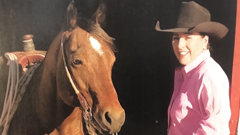 Kim Lindsey standing next to horse