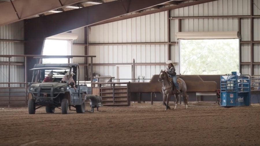 lari dee guy demonstrating adjusting your rope's angle while breakaway roping