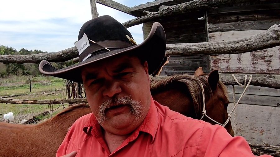 Shawn Williams discusses tying up a horse's foot.