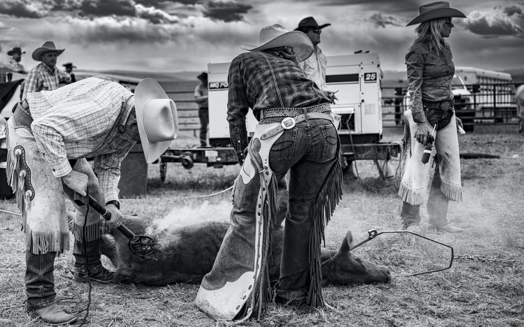 Branding scene at Wagonhound ranch taken by Anouk Krantz