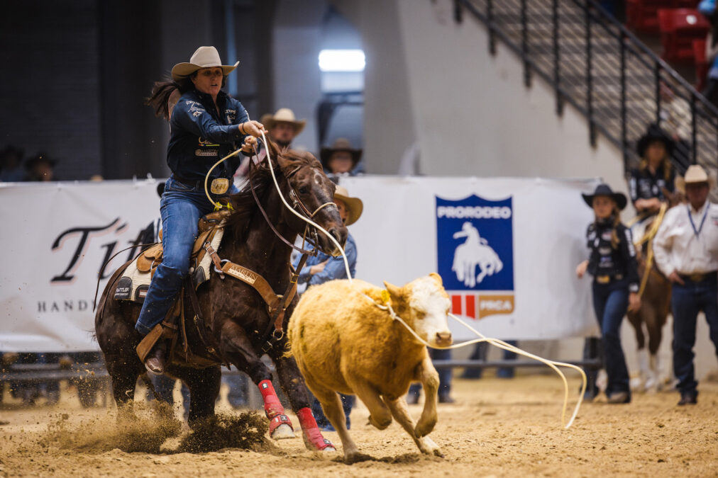 Kelsie Domer breakaway roping