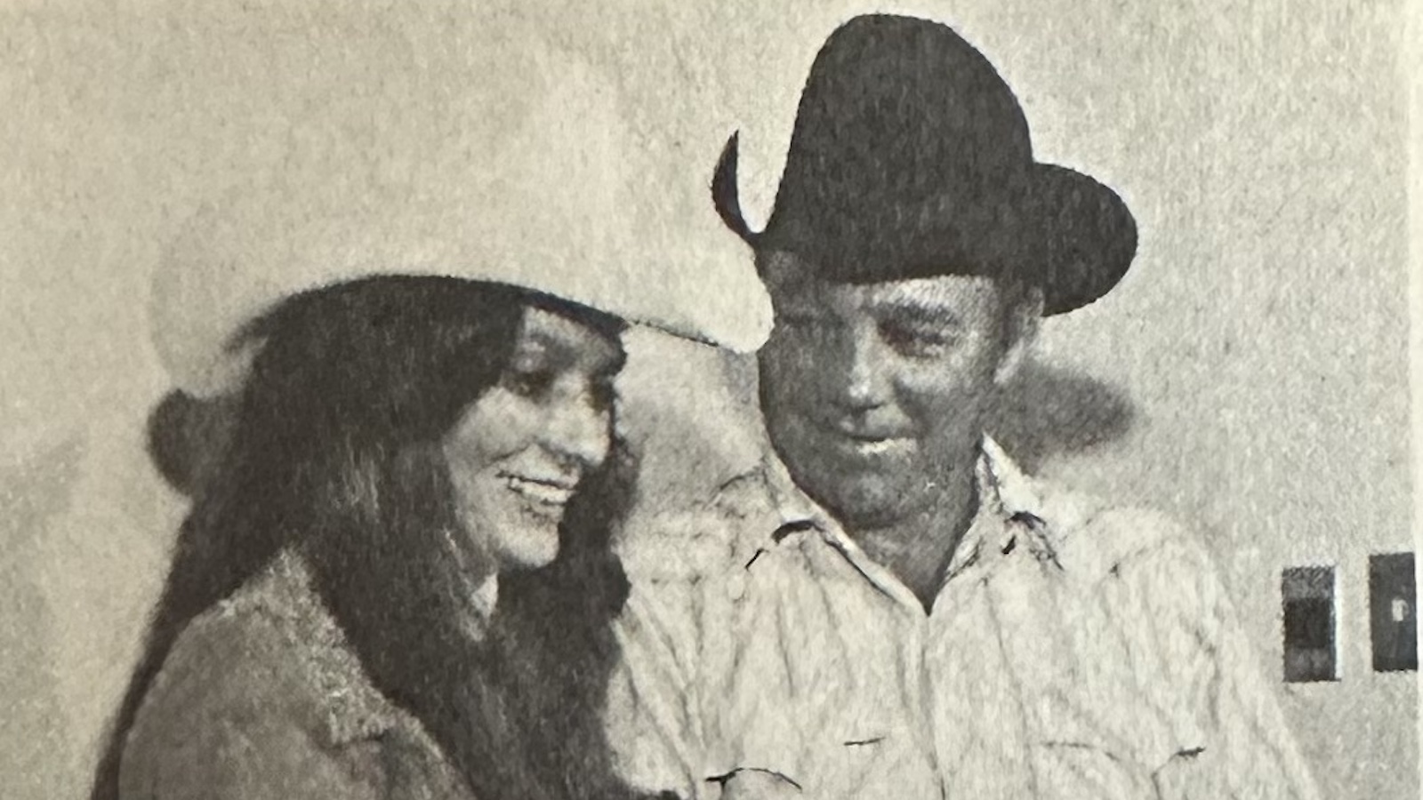 Mooney and Loretta Lynn look over one of ther Longhorn programs.